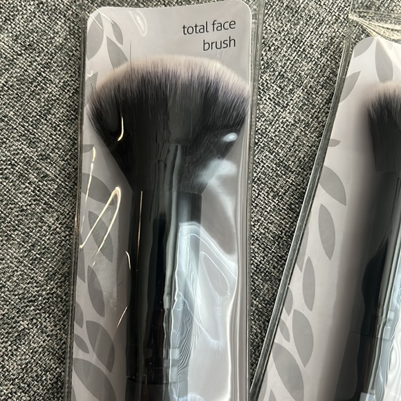 Studio M Set of Three Makeup Brushes. NWT - Picture 2 of 7